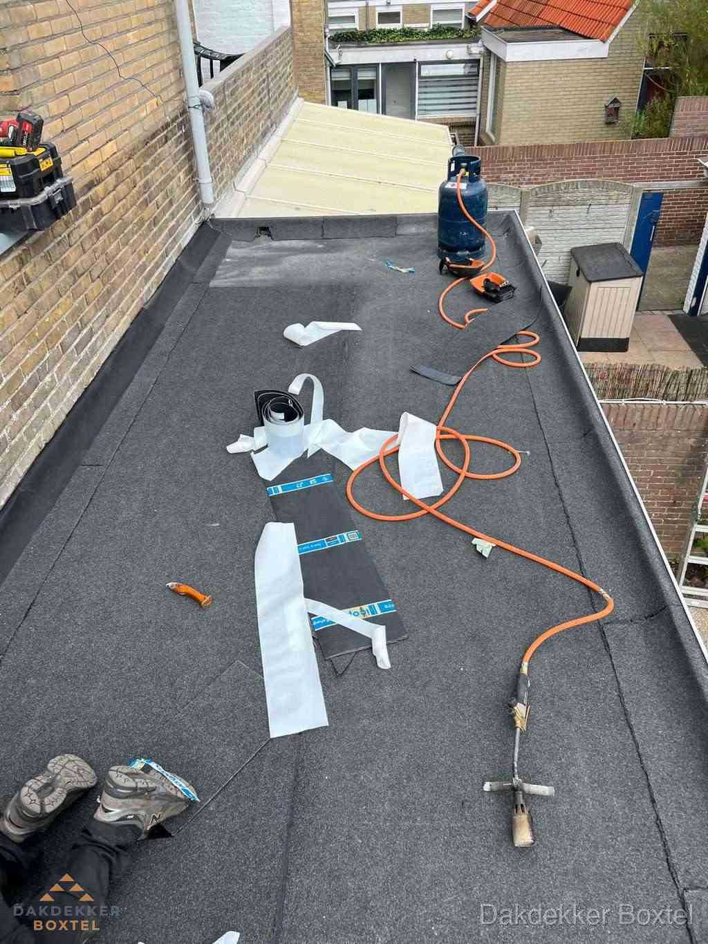 Dakdekker brengt EPDM dakbedekking aan op plat dak in Boxtel